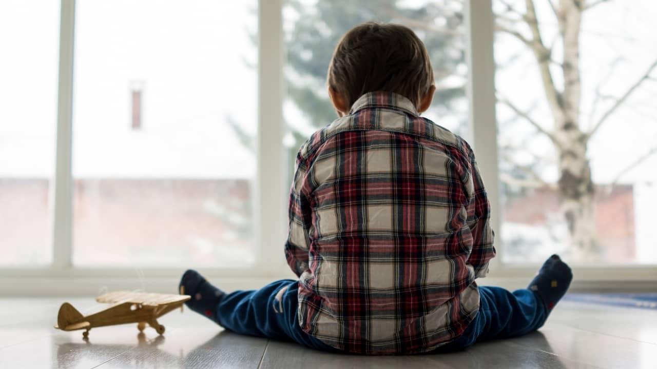 Meal planning for autistic children: Avoid pressuring the child to eat unfamiliar foods, as this may increase anxiety and resistance. Instead, create a relaxed and positive eating environment (Image: Canva)