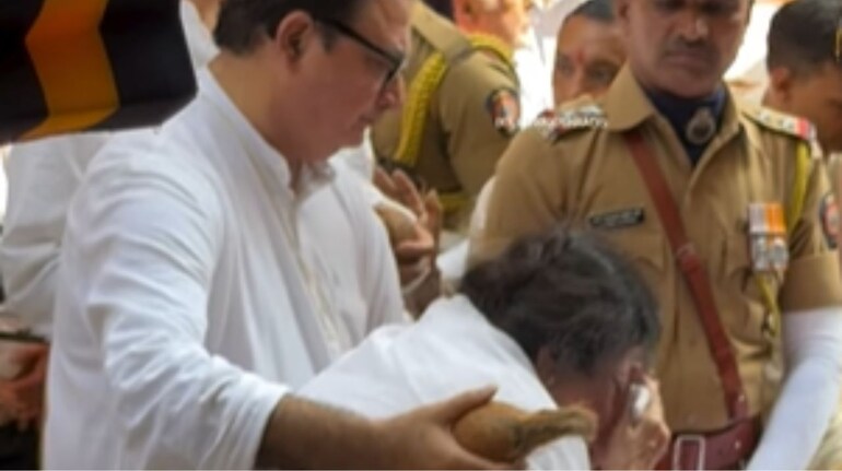 Manoj Kumar's wife breaks down at his funerel
