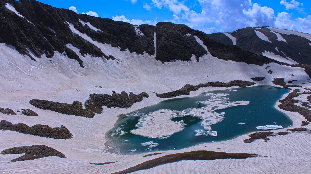 9. Alpather Lake Near Gulmarg but worlds apart in vibe, Alpathar stays frozen well into summer. Nestled at the foot of Apharwat Peak, it offers an ideal short trek through meadows and snowy patches. Perfect for beginners craving an alpine thrill without a multi-day expedition. (Image: Wikipedia)