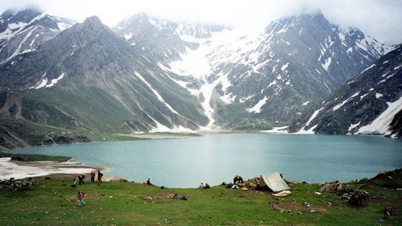 10. Sheshnag Lake Part of the sacred Amarnath Yatra route, Sheshnag is mythical, mystical, and downright majestic. Its emerald waters are flanked by sharp ridges, and its serpent-like lore draws pilgrims and trekkers alike. The trail here is as rewarding as the lake itself. (Image: Wikipedia)