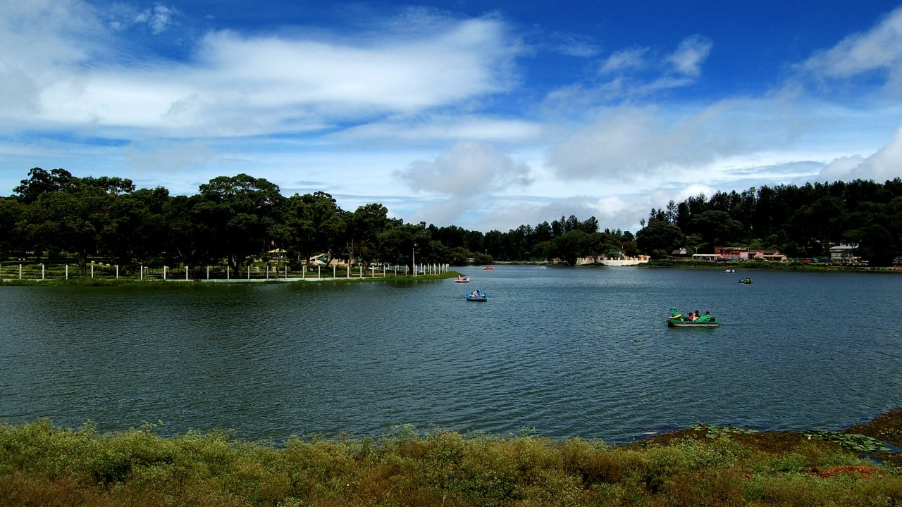 1. Yercaud, Tamil Nadu Nestled in the Shevaroy Hills, Yercaud is often referred to as the “Poor Man’s Ooty,” but it has a charm of its own. The Yercaud Lake, Killiyur Falls, and orange groves make it perfect for a short retreat. (Image: Wikipedia)