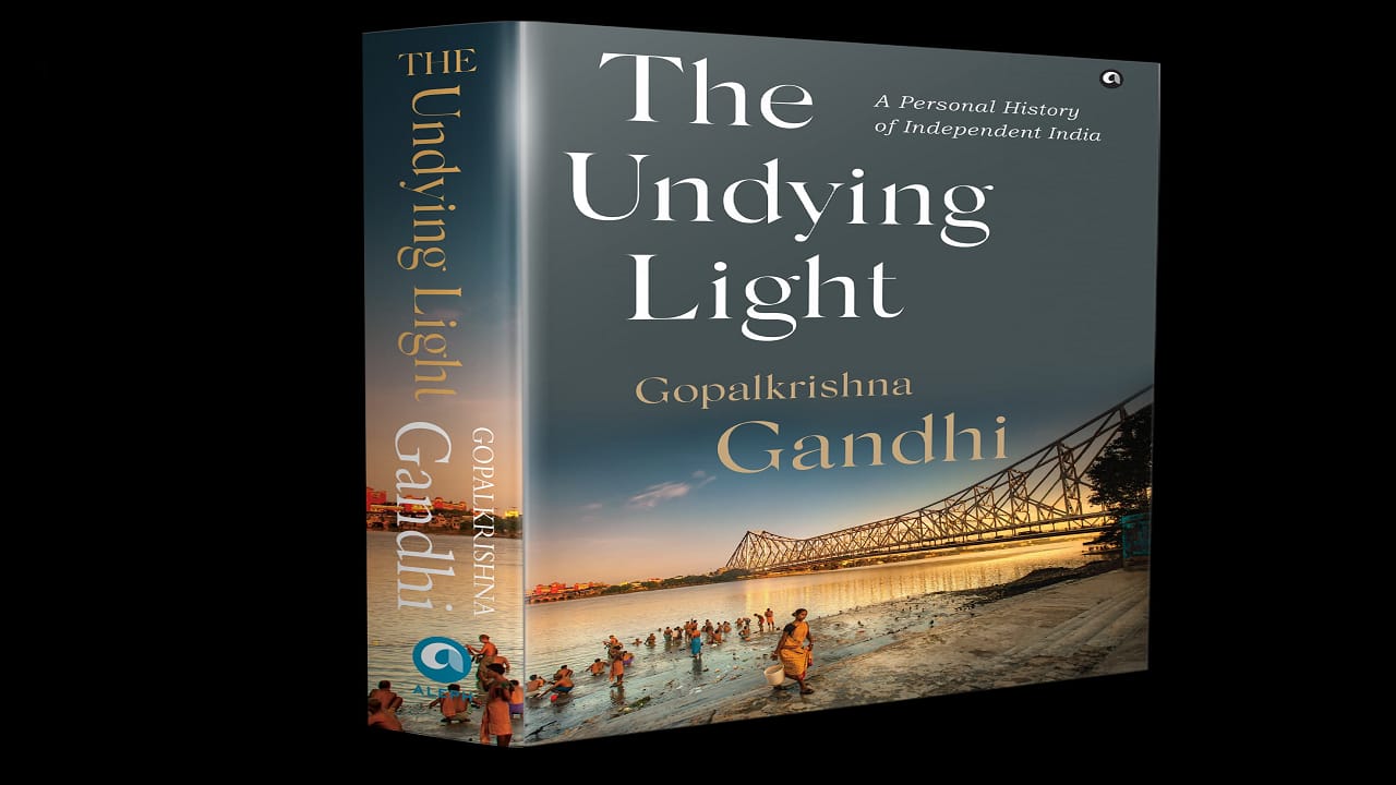 The Undying Light : A Personal History of Independent India by Gopalkrishna Gandhi