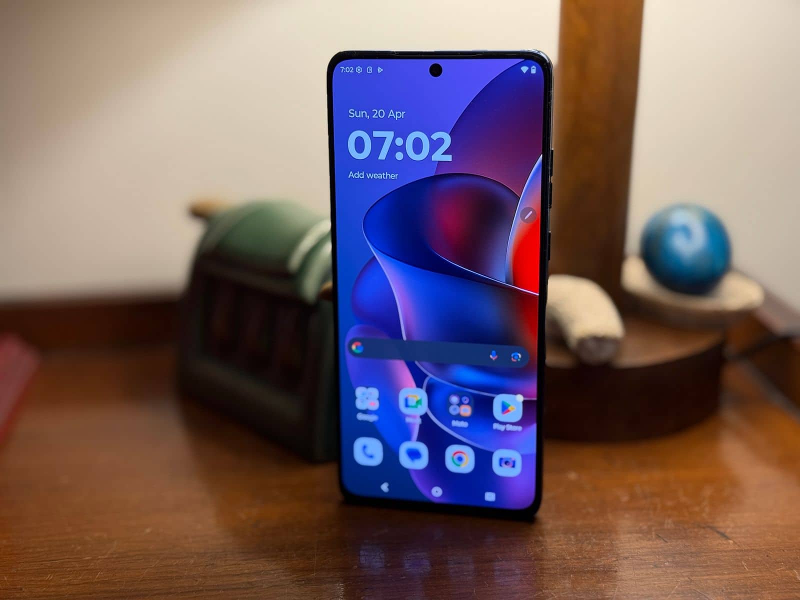 Solid and responsive display