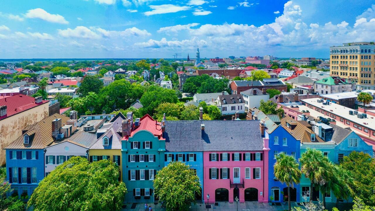8. Rainbow Row, Charleston, USA Rainbow Row is Charleston’s charming postcard-perfect row of pastel-colored houses that line the waterfront. These stunning homes, which date back to the 18th century, stand as a colorful tribute to the city’s rich history. The iconic row has become one of the most photographed spots in Charleston, offering a quintessential snapshot of Southern beauty and grace. (Image: Canva)