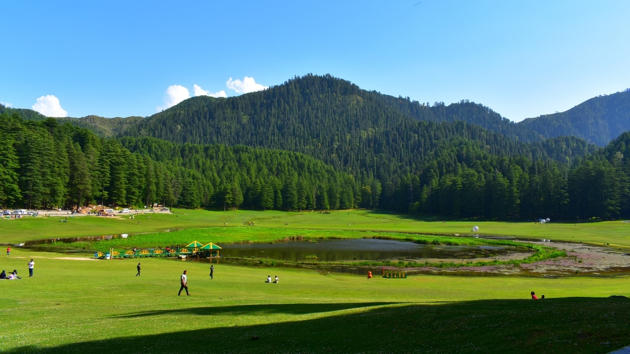 Snow-kissed peaks and serene valleys — the Himalayas offer the ultimate cool escape from India's scorching summer. (Image: Canva)