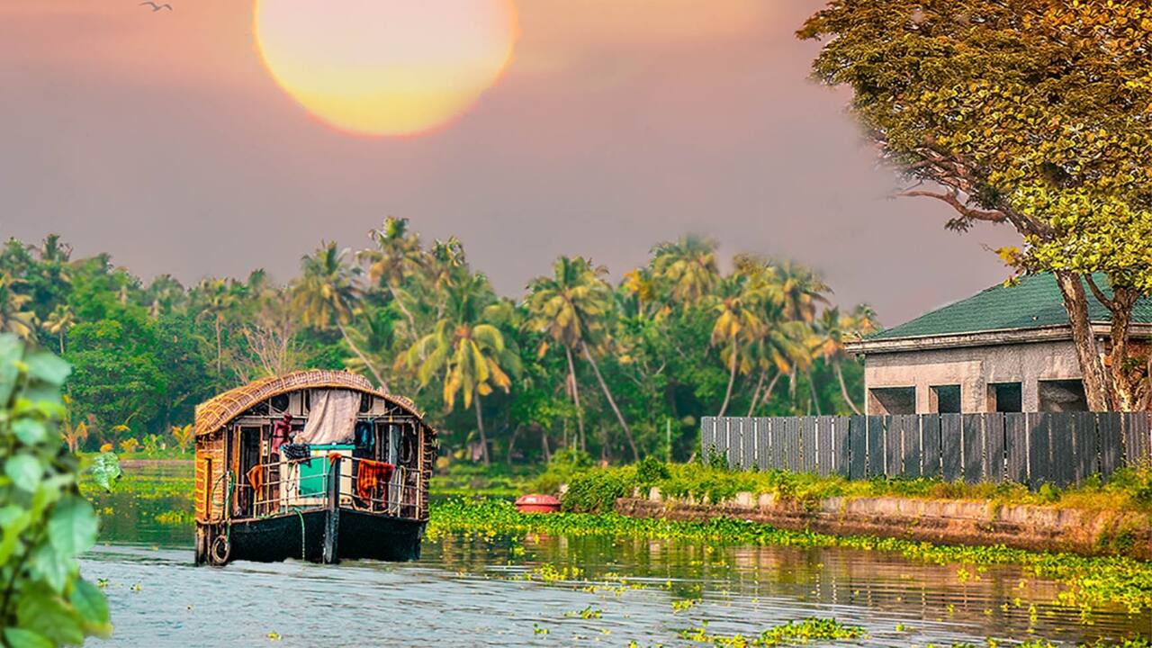 Trade in the mountains for palm trees, waves, and salty breezes at these coastal gems. (Image: Canva)