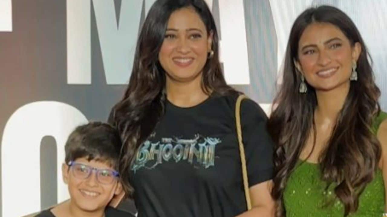 Palak Tiwari radiates smile as mom Shweta Tiwari and brother Reyansh support her at The Bhootnii Screening