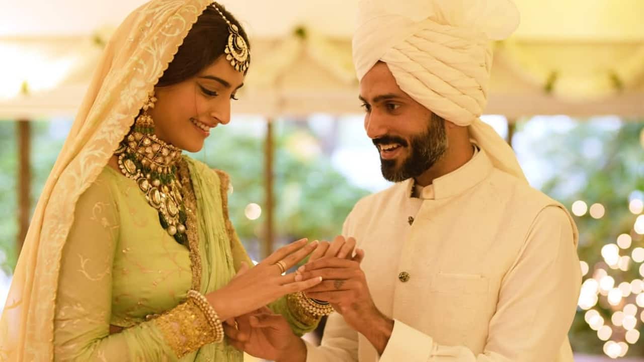 Sonam Kapoor drops unseen wedding pics with Anand Ahuja to celebrate 7th anniversary, writes, "Everyday Phenomenal"