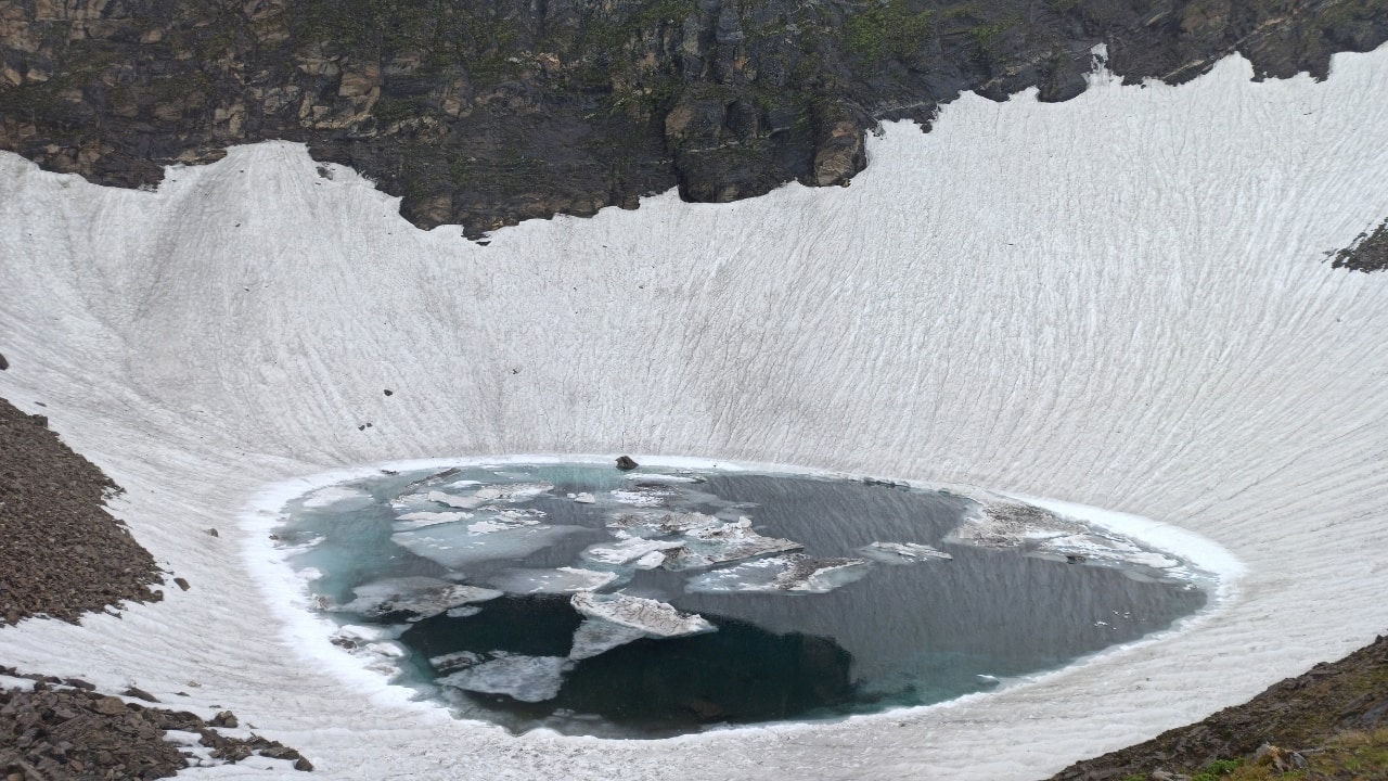 1. Roopkund Lake, Uttarakhand – The Skeleton Lake High in the Himalayas, at an altitude of over 16,000 feet, lies Roopkund Lake — also known as the Skeleton Lake. The site earned its chilling nickname after hundreds of human skeletons were discovered along its shores in 1942. These remains, dating back to the 9th century, have sparked a variety of theories, from ancient armies to victims of a catastrophic hailstorm. The true origin of these skeletons remains a mystery, making it one of India’s most intriguing unsolved puzzles. (Image: Canva)
