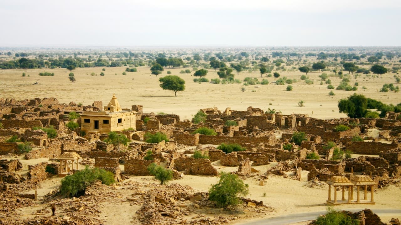 5. Kuldhara Village, Rajasthan – The Abandoned Village Kuldhara, located near the historic city of Jaisalmer, is an eerie, abandoned village with a fascinating backstory. Legend has it that the village was deserted overnight by its inhabitants, who fled to avoid the wrath of a tyrannical ruler. Today, the ruins of Kuldhara stand as a haunting reminder of a bygone era, with visitors often reporting feelings of unease and dread. It’s one of India’s most famous haunted locations, shrouded in mystery and intrigue. (Image: Canva)