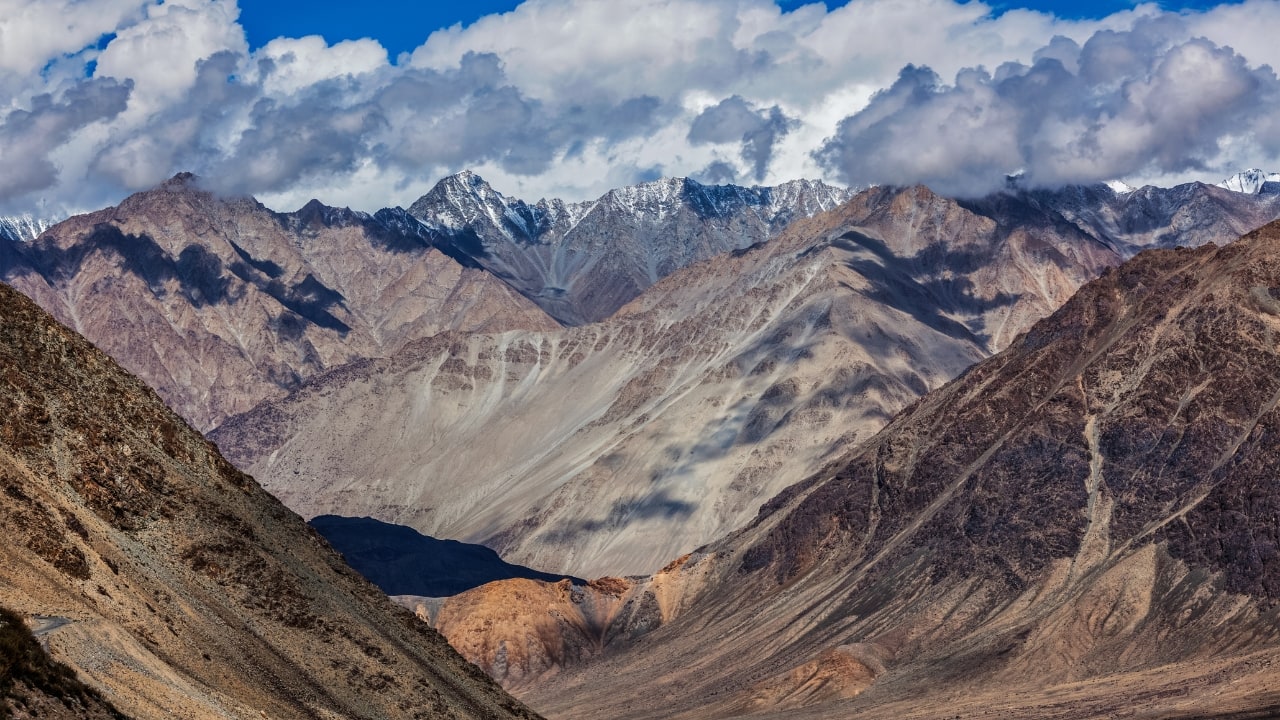 9. Kongka La Pass, India-China Border – UFO Sightings Kongka La Pass, located on the remote India-China border, is a well-known hotspot for UFO sightings. Both Indian and Chinese soldiers have reported strange flying objects in the sky, adding an air of mystery to the region. The isolation of the pass, combined with its extraterrestrial sightings, makes Kongka La one of the most intriguing and unexplained places in India, drawing UFO enthusiasts and thrill-seekers alike. (Representative Image)