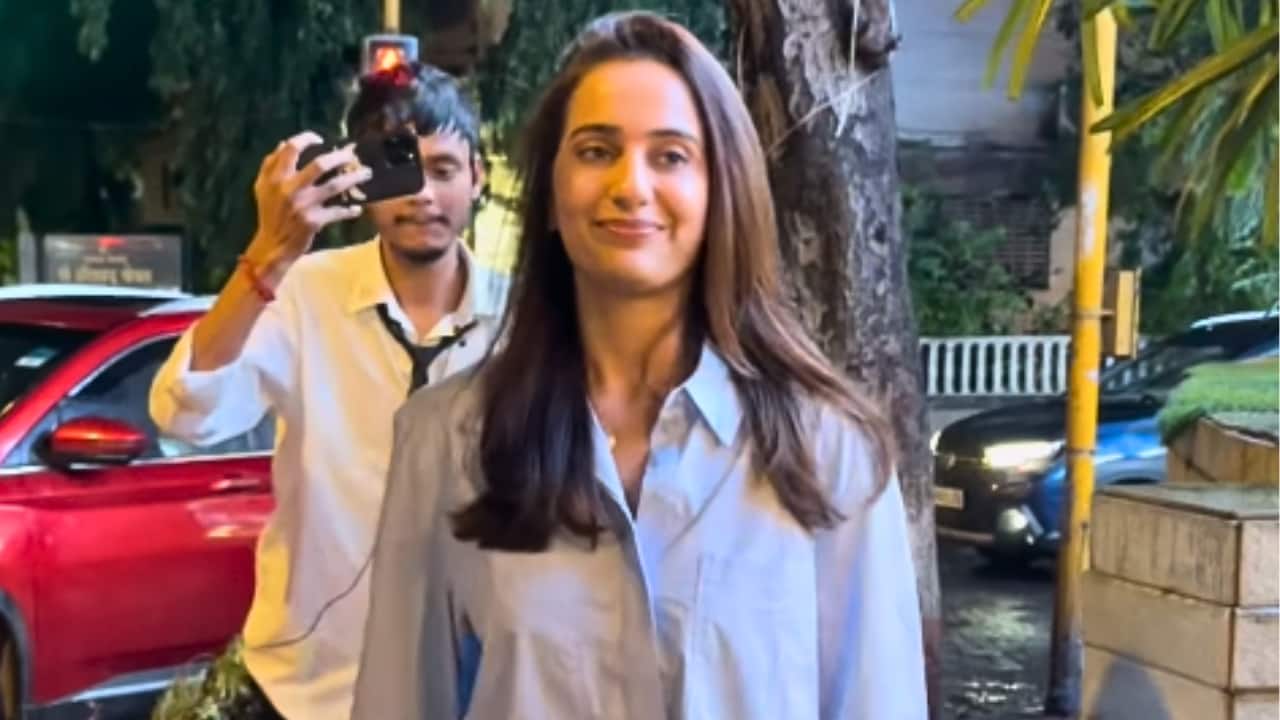 Kusha Kapila looks recognizable after drastic weight loss in viral video, netizens say, "chehra change karwa liya kya?"