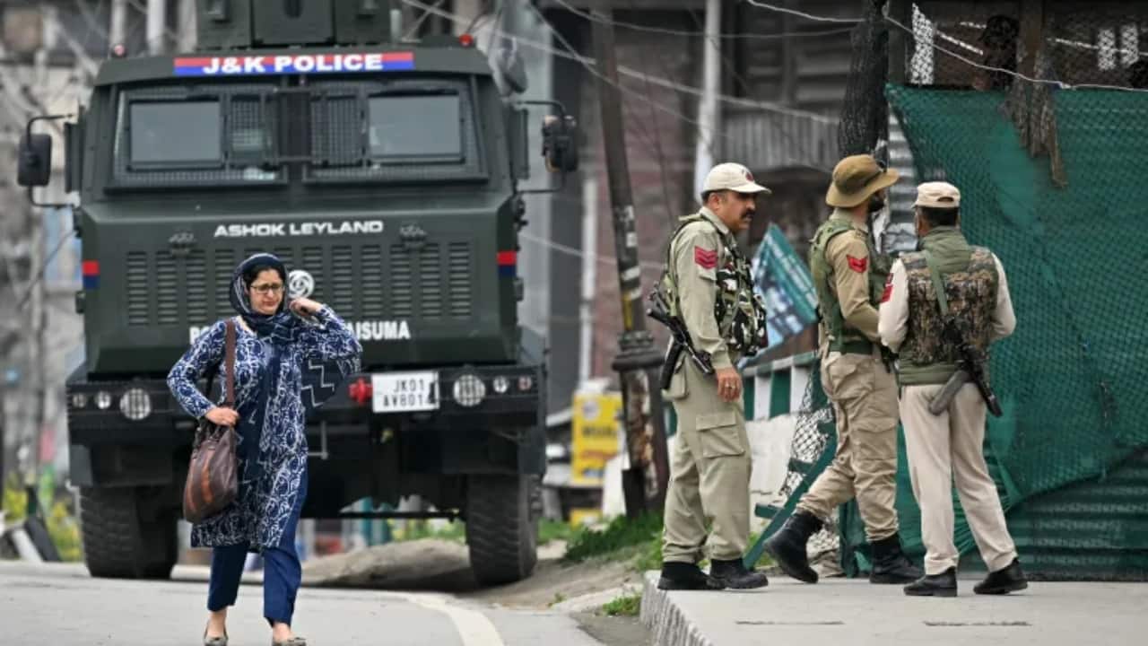 J-K Police conduct anti-terror raids in Poonch border district