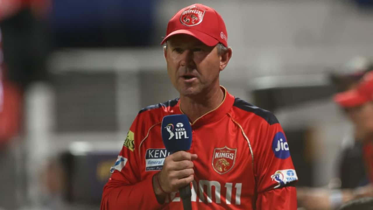 Ricky Ponting deboards plane full of anxious passengers after ceasefire announcement, gives pep-talk to…