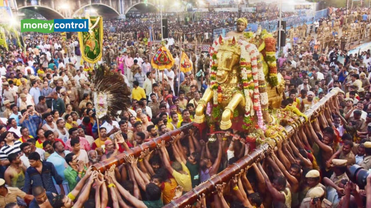 Chithirai Festival 2025: Lord Kallazhagar's Grand Entry into Vaigai River in Madurai