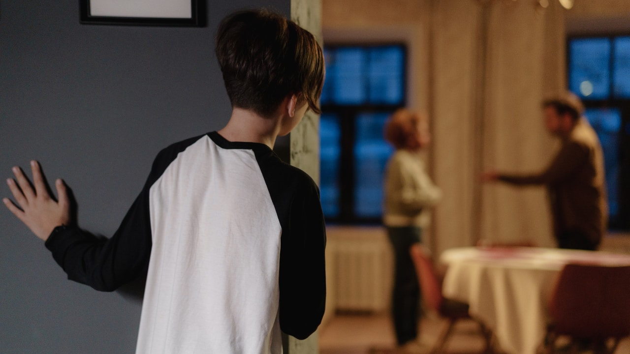 4. Constant Family Quarrels: Daily arguments, fights, or misunderstandings without reason suggest negative energy – possibly due to unsettled ancestral spirits. (image: canva)