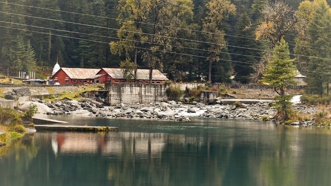 8. Barot Valley, Himachal Pradesh – A Wildcard Beauty Tucked away in the Mandi district, Barot Valley is the kind of place you stumble upon and never forget. With trout-filled rivers, terraced fields, and pine-covered trails, it’s Switzerland on a shoestring. Why it wows: Offbeat charm with alpine beauty. Best for: Exploring remote beauty and hidden trails. (Image: Canva)