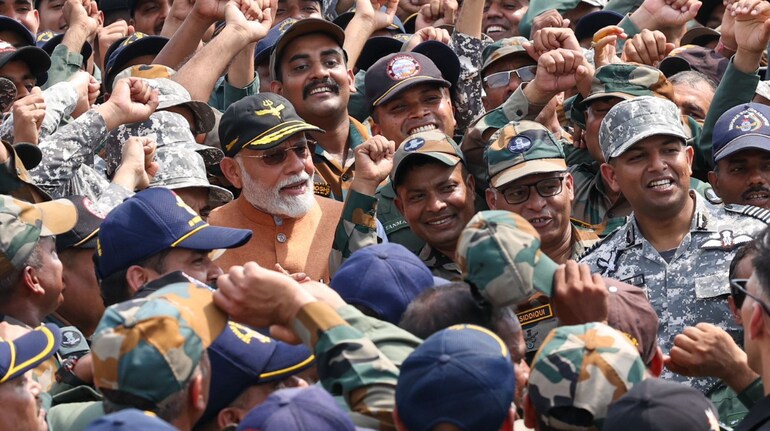 PM Modi visits Adampur airbase, interacts with IAF personnel after success  of Operation Sindoor | SEE PICS