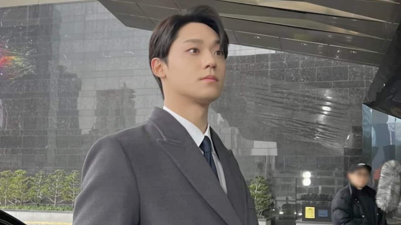 Lee Do Hyun discharged from military after serving for 21 months, receives warm welcome from fans