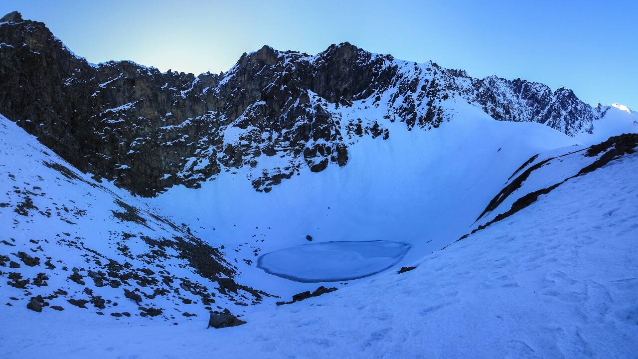 1. Roopkund Lake, Uttarakhand – The Skeleton Lake A lake surrounded by snow… and ancient skeletons? Roopkund is as chilling as it is beautiful. Sitting at over 16,000 ft, it’s a challenging trek, but those haunting views of glacial blue water and ghostly legends are totally worth it. (Image: Canva) Best time to visit: May–June, September–October Trek difficulty: Moderate to tough