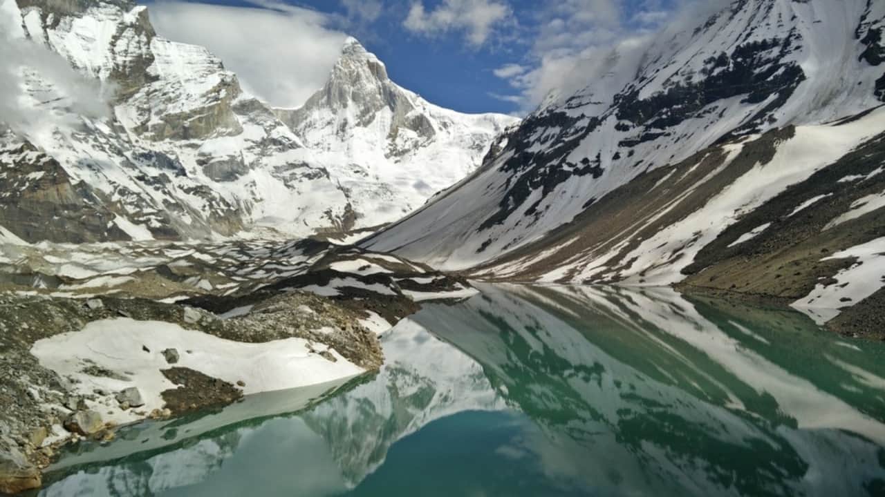 9. Kedar Tal, Uttarakhand – The Glacial Jewel of Gangotri This one’s not for the faint-hearted. The trek to Kedar Tal is steep, wild, and raw—but what awaits is a surreal turquoise lake set against the mighty Thalaysagar peak. Pure mountain magic. (Image: Canva) Best time to visit: May–June, September Trek difficulty: Tough