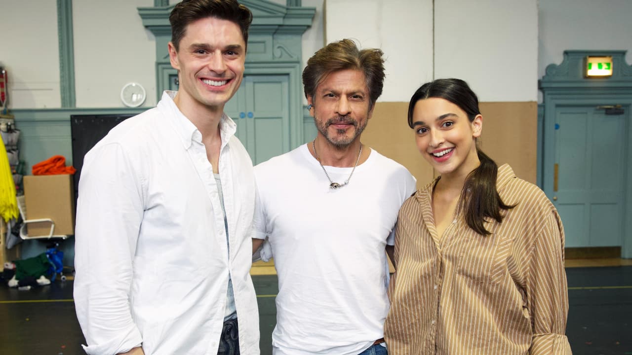 Shah Rukh Khan surprises cast of 'Come Fall in Love – The DDLJ Musical' ahead of UK Premiere