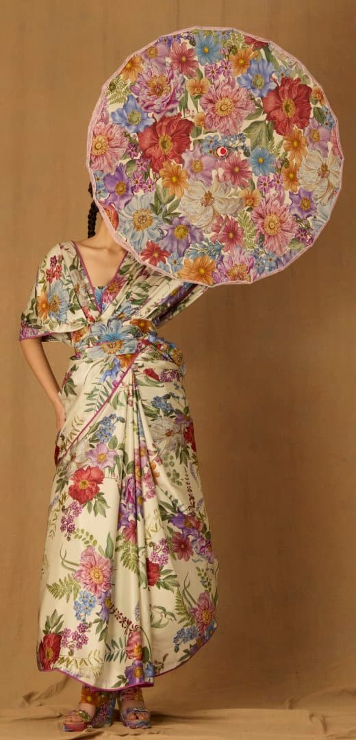 Instead of a petticoat, try wearing a full skirt with some bounce under the sari. (Image courtesy ASHDEEN)