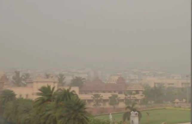 Dust storm sweeps Delhi-NCR, IMD warns of more turbulent weather