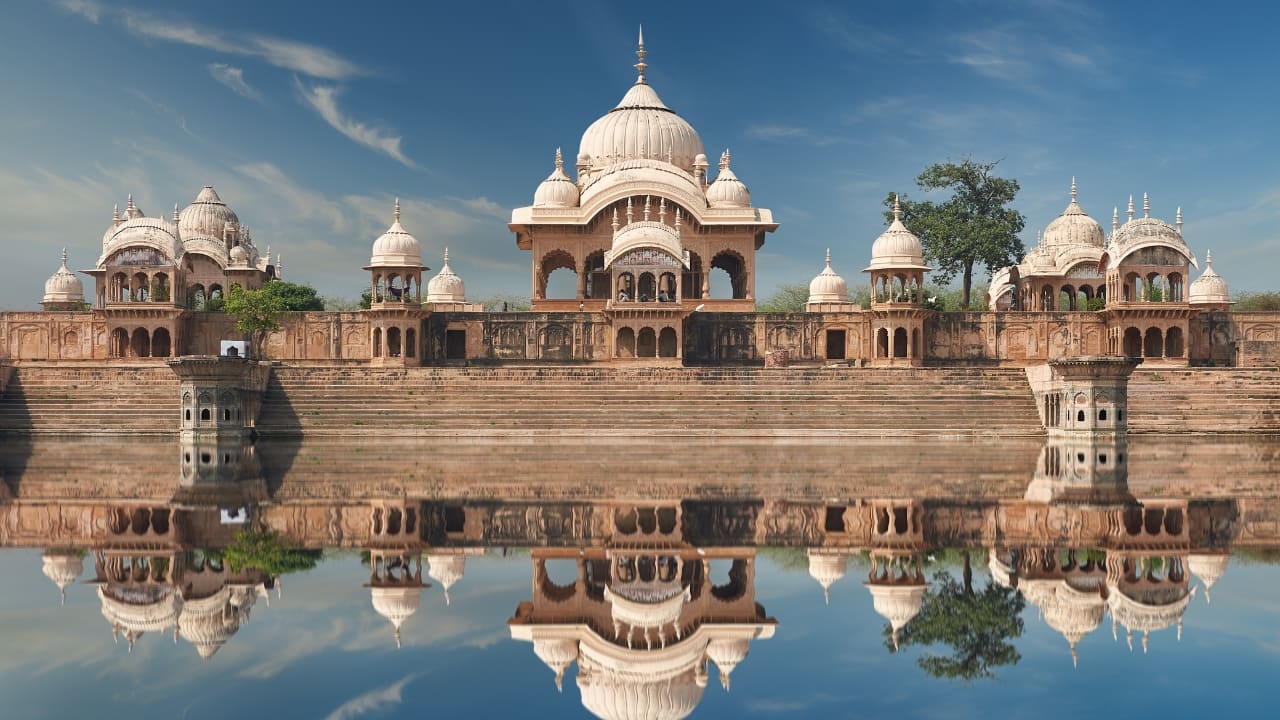 Uttar Pradesh isn’t just a state—it’s a story. One that unfolds with every temple bell, every ghazal echoing through Nawabi halls, and every footstep taken along the sacred Ganges. From cities soaked in mythology to landscapes where emperors once ruled and saints once walked, UP is a dream destination for those who travel to feel. So, ditch the ordinary and dive into this curated list of 10 must-visit places in Uttar Pradesh that promise history, harmony, and a whole lot of heart. (Image: Canva)