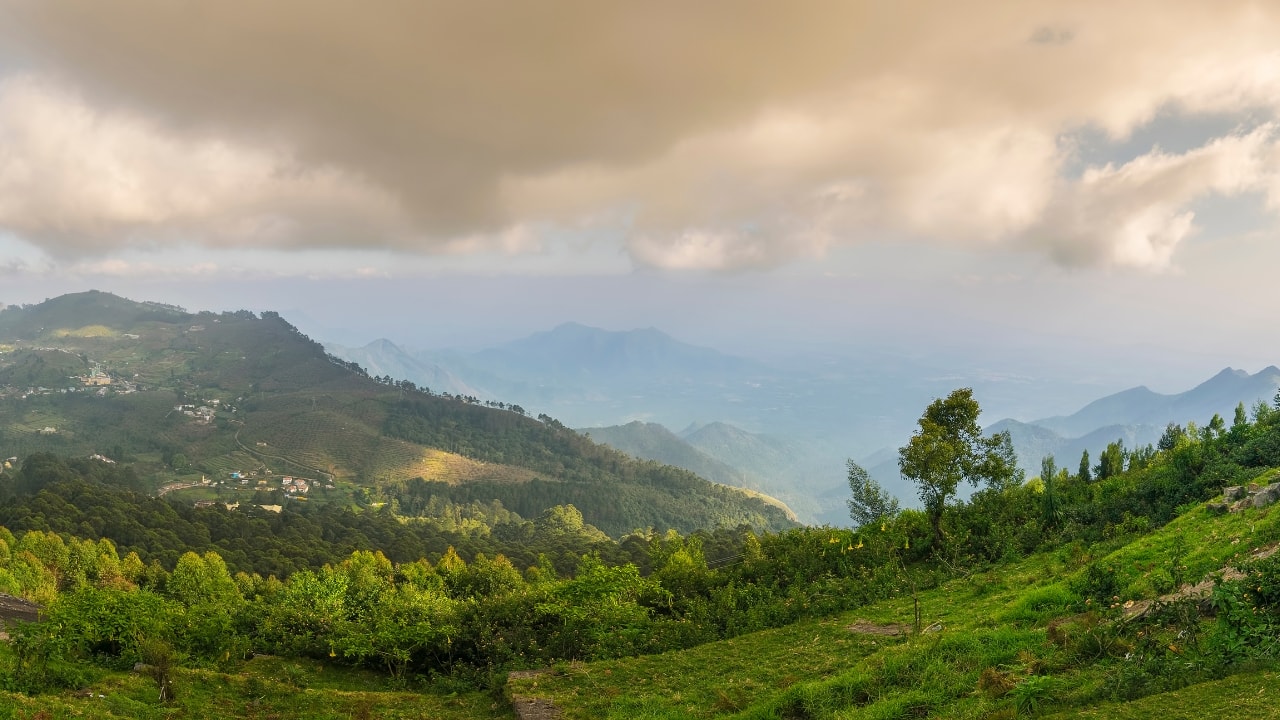 8. Perumal Peak, Tamil Nadu – Panoramas Near Kodaikanal Just 11 km from Kodaikanal, this trail offers a gentle yet rewarding ascent with sweeping views over the Palani Hills. Ideal for beginners and photographers. Best time to visit: October to February (Image: Canva)