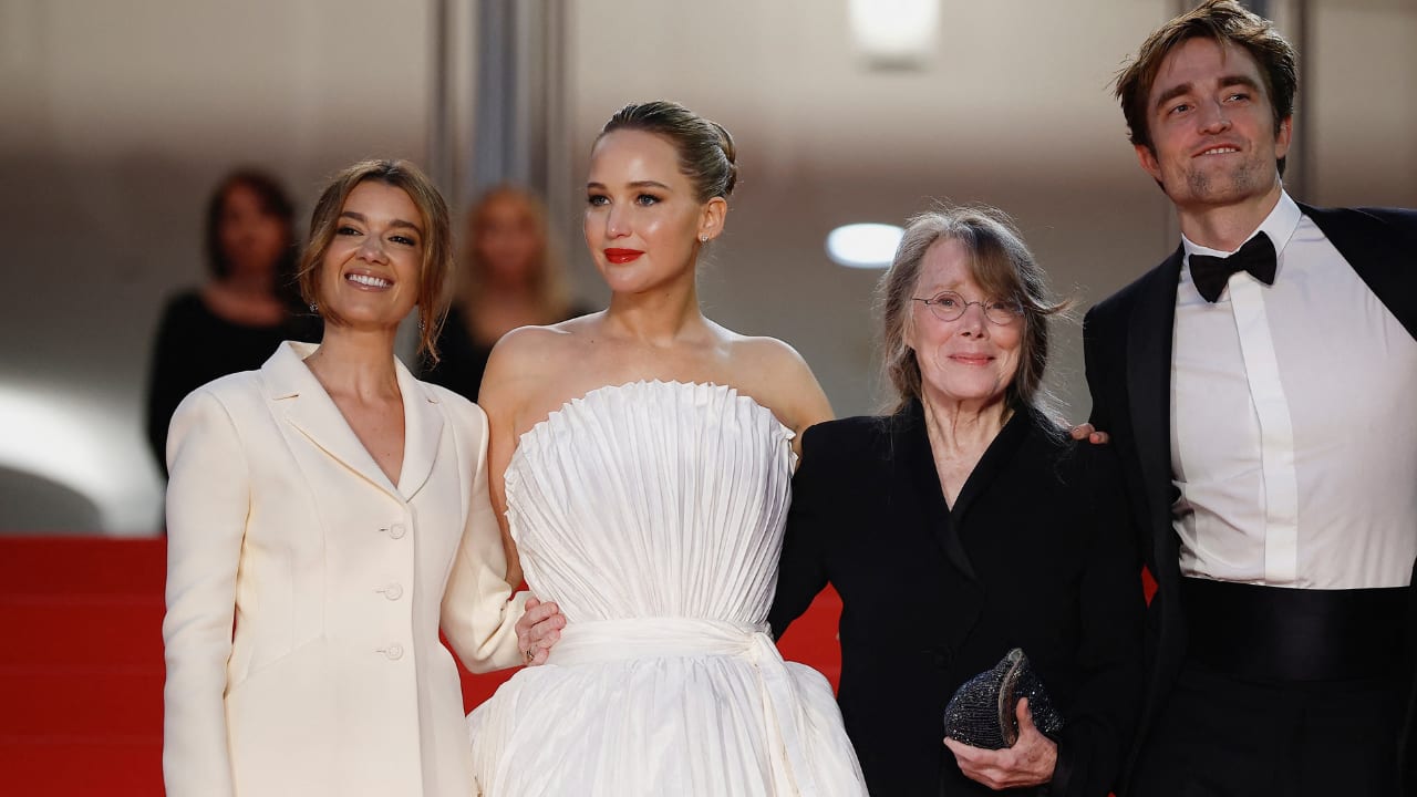 ustine Ciarrocchi, Jennifer Lawrence, Sissy Spacek, and Robert Pattinson pose on the red carpet during arrivals for the screening of the film "Die, My Love" in competition at the 78th Cannes Film Festival in Cannes. (Photo: Reuters) 
