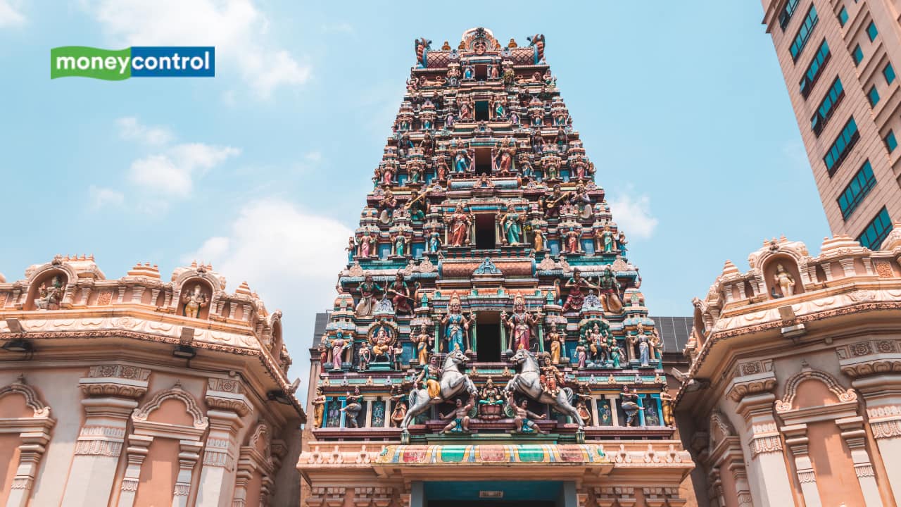 Massive Devotee Turnout for Chariot Festival at Maha Mariamman Vinayagar Temple in Tamil Nadu