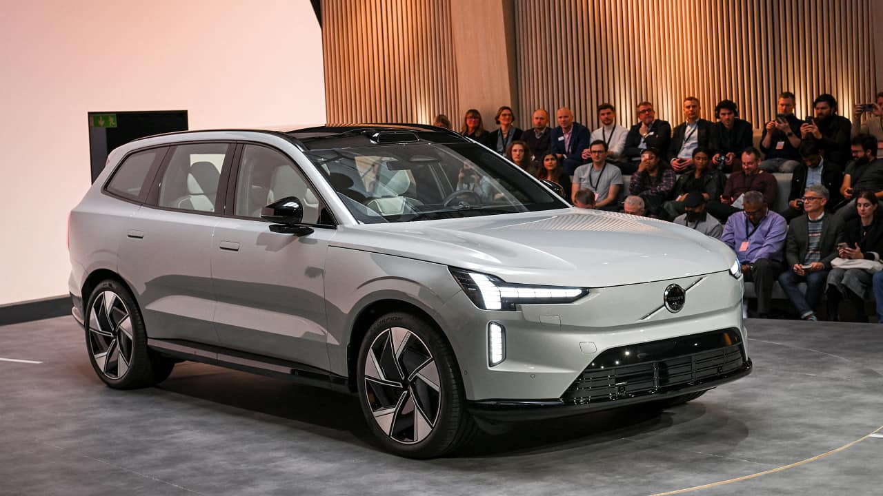 Volvo car plans to cut 3,000 jobs after profit plunge