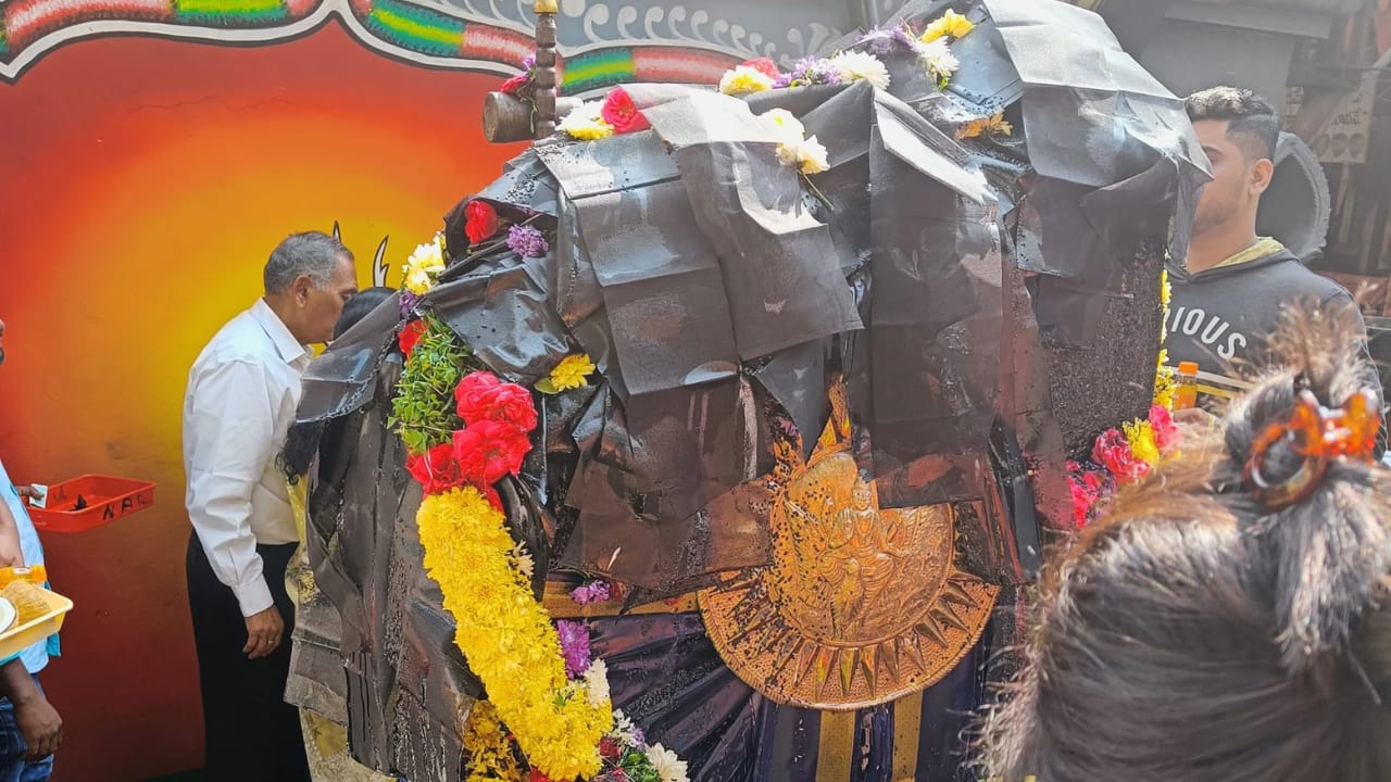 10. Shani Temple, Hyderabad: In Munganoor, this temple is known for Grah Shanti havan, oil abhishekam, and Japam. It’s a popular spot for locals seeking relief from planetary afflictions.