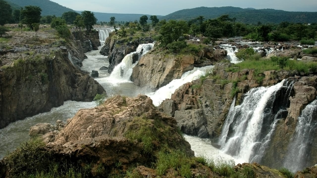 7. Hogenakkal, Tamil Nadu – The Niagara of India Straddling the Karnataka-Tamil Nadu border, Hogenakkal Falls roars to life with the arrival of monsoon. Take a coracle ride along its churning waters or hike along nearby trails for dramatic river views. It’s raw, untamed, and spectacular in June. Don’t miss: Coracle rides, medicinal baths, Melagiri Hills (Image: Canva)