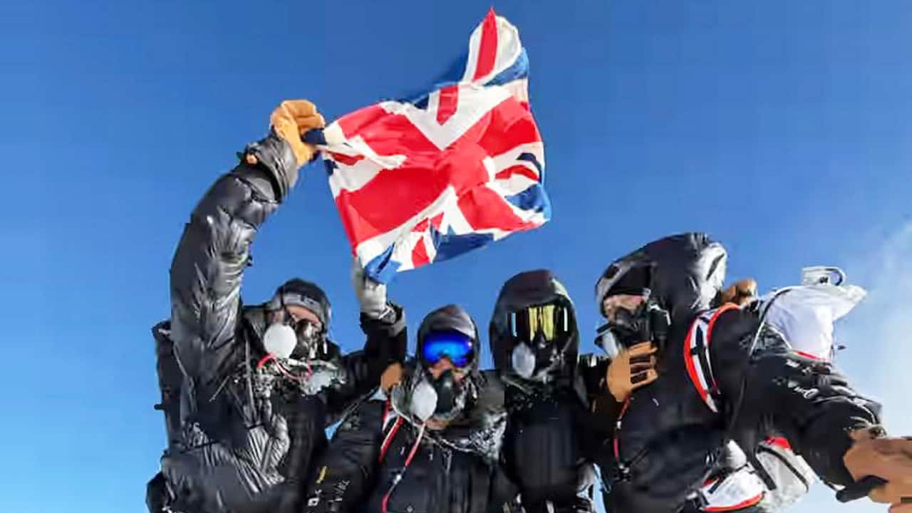 Fastest Ascent on World’s Highest Peak: How 4 Brits Reached Everest in 3 Days Using a Mysterious Gas Fastest Ascent on World’s Highest Peak: How 4 Brits Reached Everest in 3 Days Using a Mysterious Gas