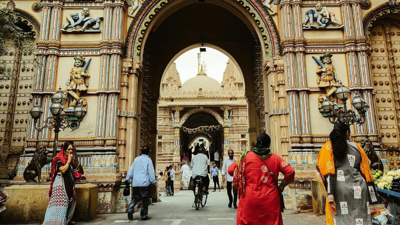 Experience Local Markets and Handicrafts The city’s vibrant markets like Manek Chowk transform from a jewelry market by day to a lively food bazaar by night. For handicraft enthusiasts, the Law Garden Night Market offers exquisite textiles, embroidery, and traditional Gujarati crafts perfect for souvenirs. (Image: Canva)