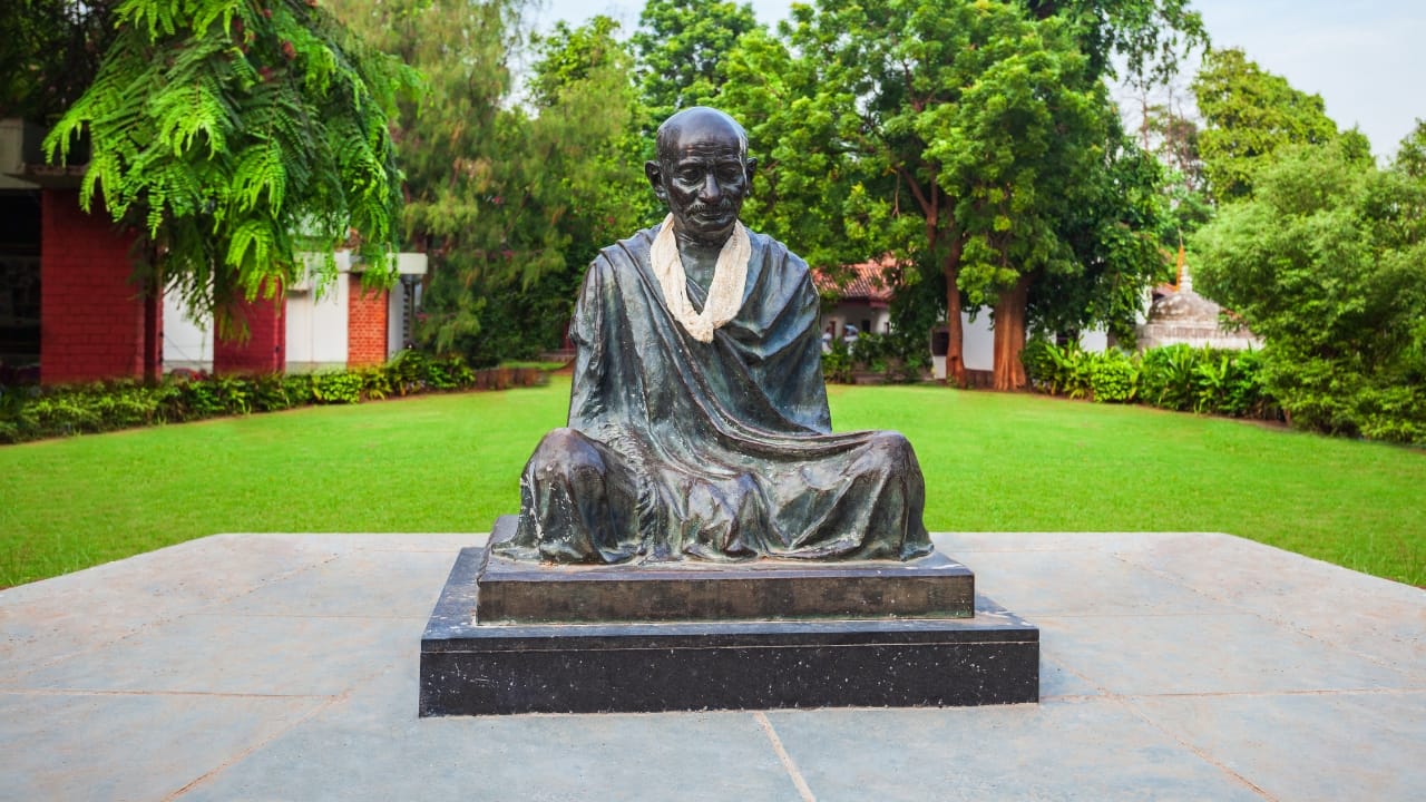 Dive Into Ahmedabad’s Rich History and Architecture Begin your journey with a visit to the historic Old City area, where narrow lanes are lined with intricately carved havelis and bustling markets. Don’t miss the Sidi Saiyyed Mosque, famous for its stunning stone latticework windows, and the Jama Masjid, one of India’s largest mosques. For a modern contrast, explore the Sabarmati Ashram, the home of Mahatma Gandhi during the Indian independence movement. (Image: Canva)