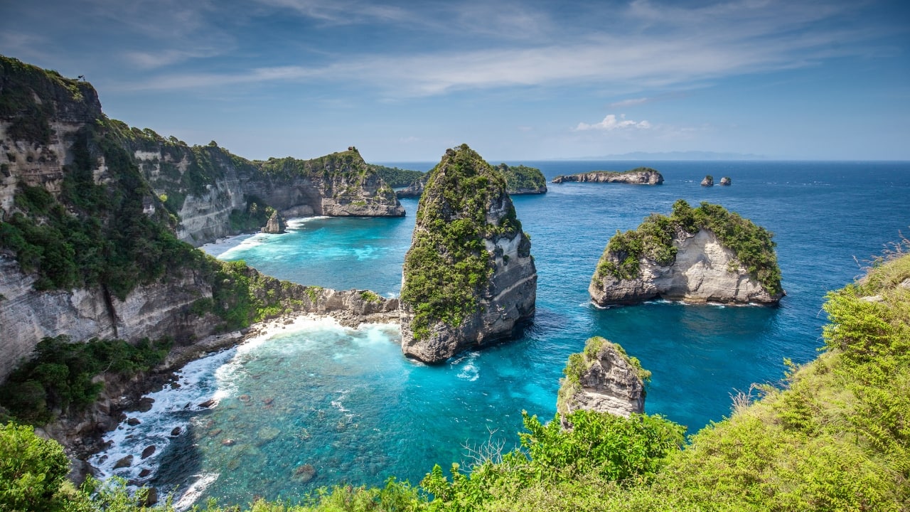 9. Nusa Penida, Bali Just an hour from mainland Bali lies a dramatically different world — think steep cliffs, secret beaches, and blue-hued bays where manta rays glide beneath your feet. (Image: Canva)