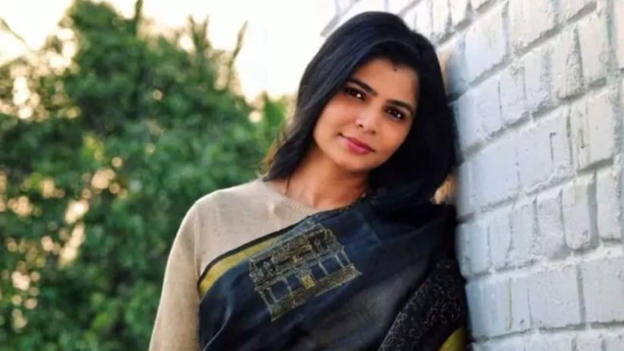Chinmayi Sripada lodges complaint against trolls for morphed photo, claims kids were threatened