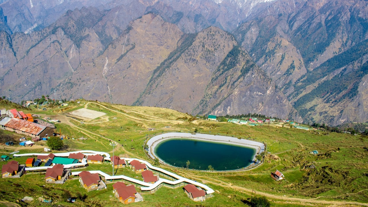 7. Auli, Uttarakhand – India’s Alaska Auli’s snow-covered slopes and pine-laced ridges echo the wild beauty of Alaska. Come winter, it’s a skiing and snowboarding hotspot; come summer, it's all about alpine meadows and Himalayan vistas. This is where adventure and tranquility meet on the mountaintop. (Image: Canva)