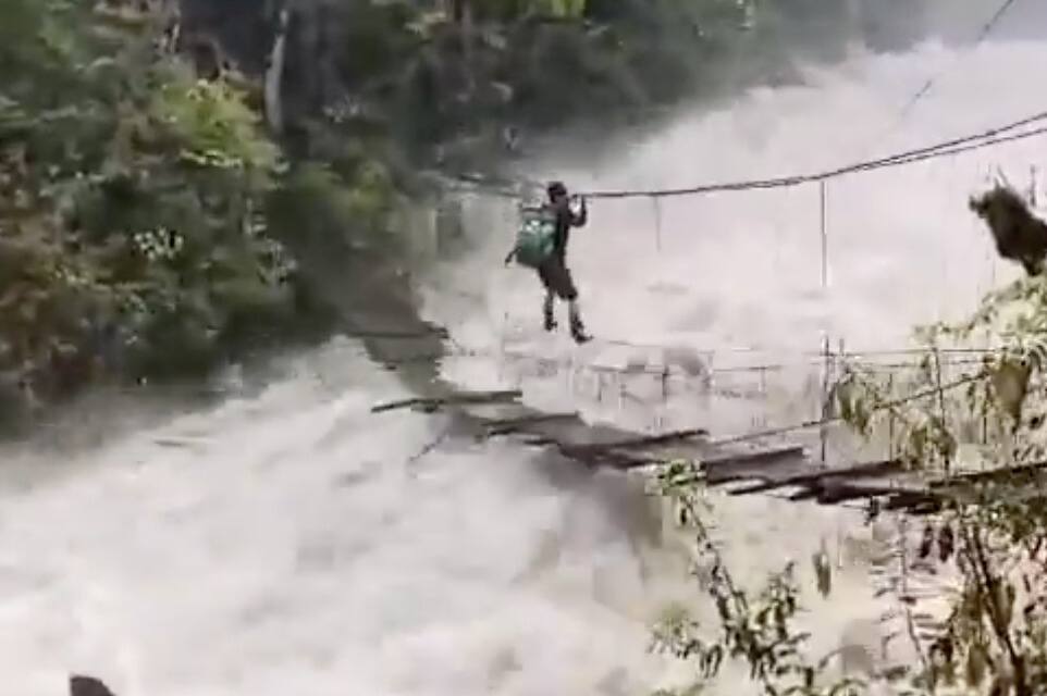 Arunachal man crosses furious river on dagerously hanging bridge, Kiren Rijiju shares video | Watch