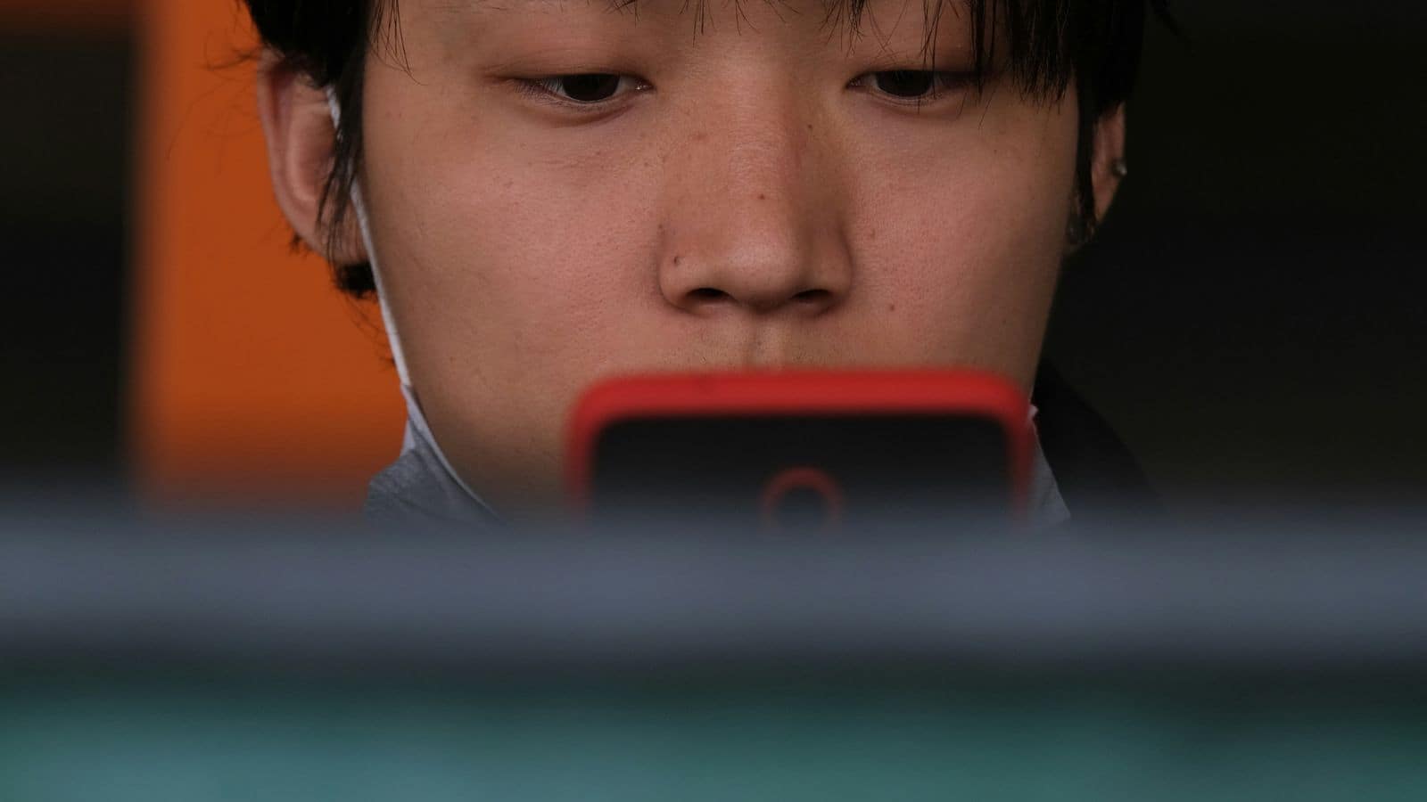 Every 5 minutes, this smuggled North Korean phone takes screenshots, you will be horrified to know why