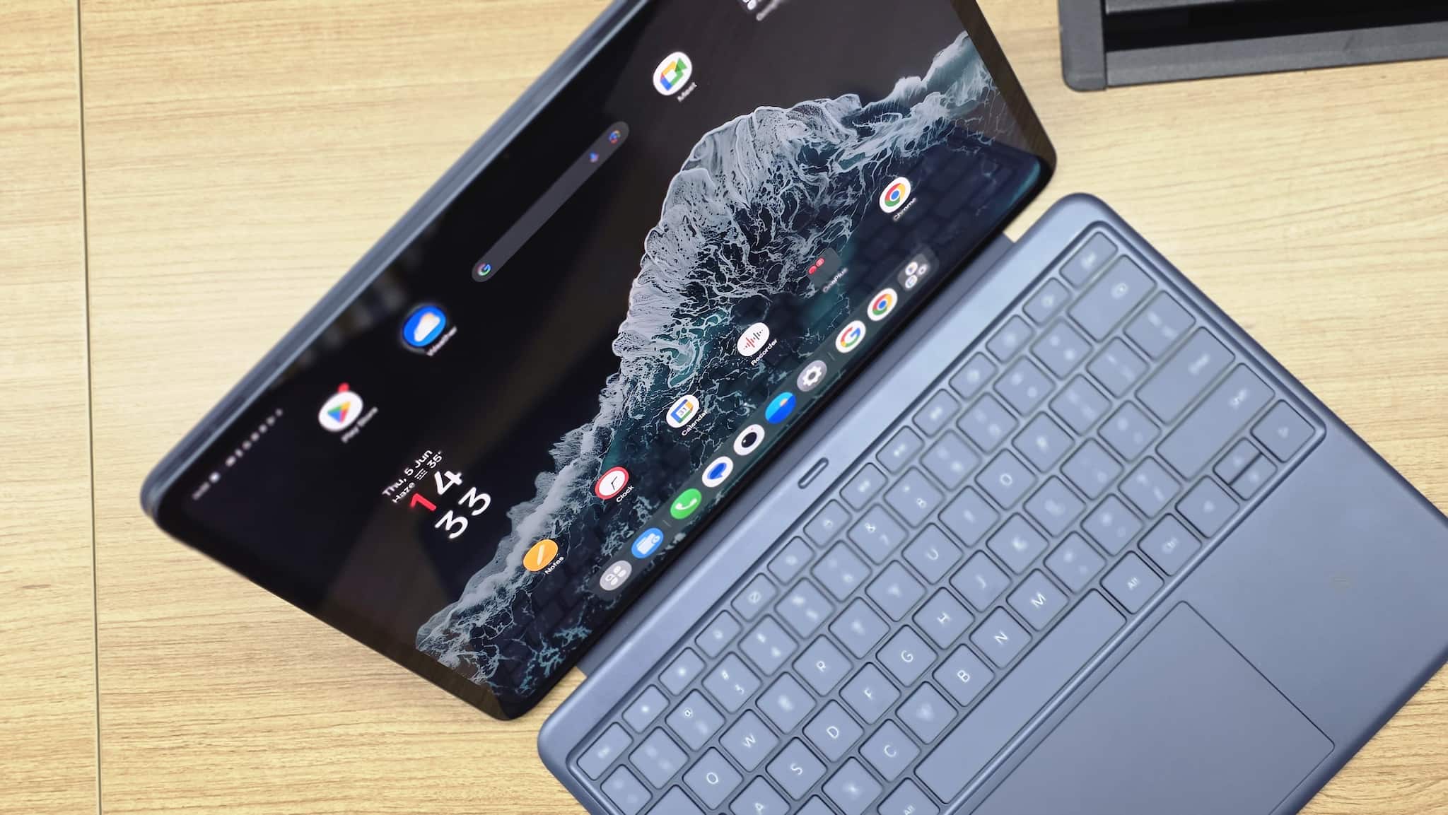 Display: Odd aspect ratio, works just fine