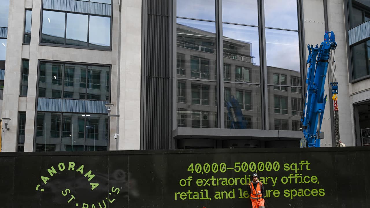 HSBC, JPMorgan struggle with desk shortages for London offices