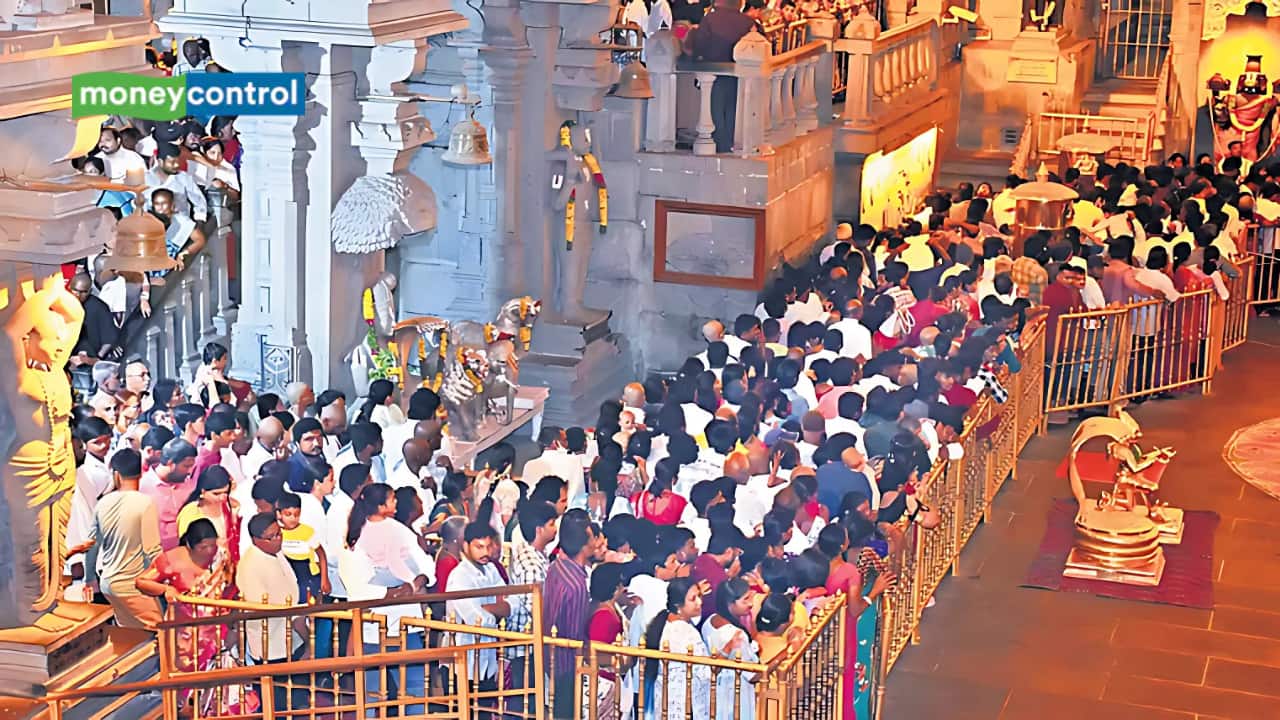 Over 1 Lakh Devotees Visit Yadadri Temple in a Day | Record Footfall at Yadagirigutta Shrine