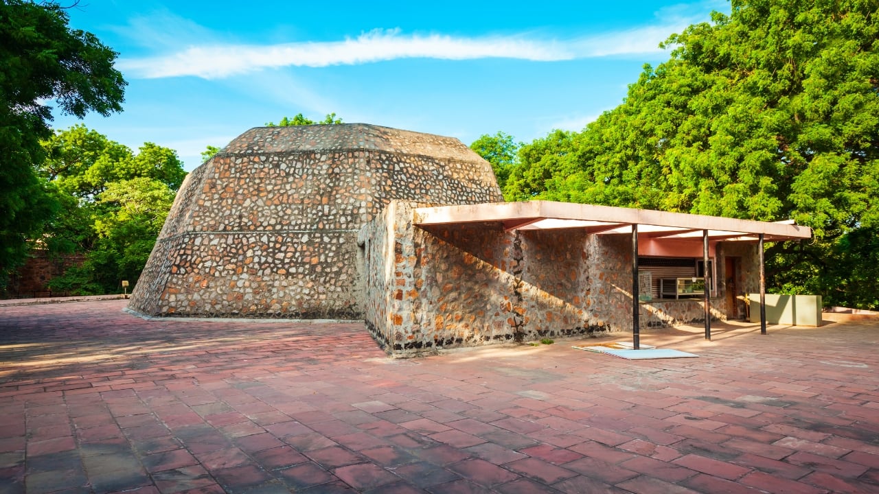 3. Nehru Planetarium – Where Stars Come to Life Got a budding astronaut at home? Take them to the Nehru Planetarium for a cosmic ride through the galaxy. Interactive sky shows and space exhibits bring science to life, making it a favourite among school-goers and curious minds. (Image: Canva)