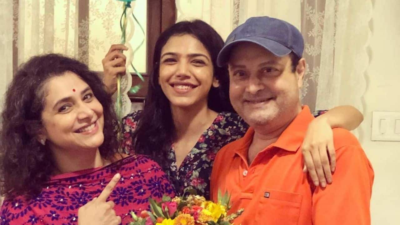 Shriya Pilgaonkar with family