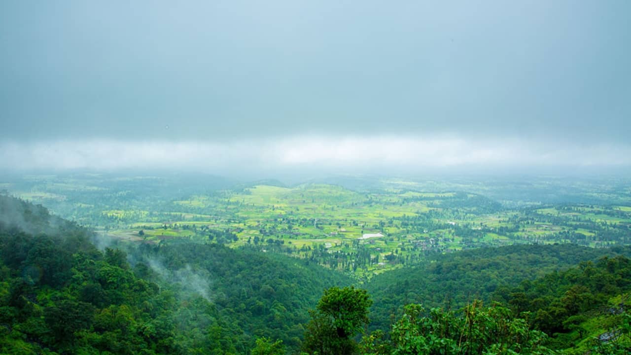 3. Don Hill Station – Gujarat’s Wild Frontier Ever heard of Don Hill? Most haven’t — and that’s exactly why it’s magical. Located near the Gujarat-Maharashtra border, this quiet retreat sits at over 1,000 meters and remains untouched by mainstream tourism. Surrounded by thick forests and tribal hamlets, it’s a paradise for trekkers, nature photographers, and anyone craving silence. (Image: Wikipedia)