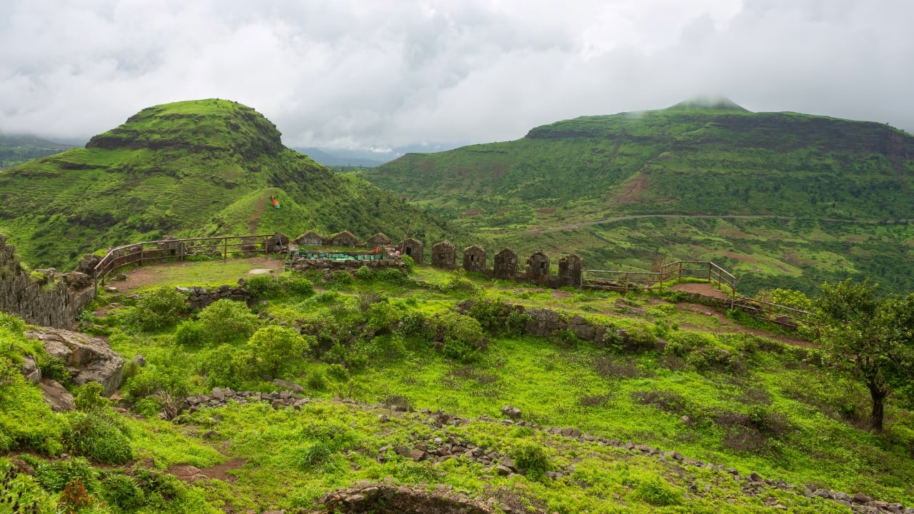  1. Saputara – Gujarat’s Charming Hill Queen It may be the best known of Gujarat’s hill stations, but Saputara still holds its own as a peaceful retreat surrounded by the Sahyadri range. Nestled in the Dang district, it’s ideal for weekend escapes — complete with a quiet lake, tribal art centers, ropeway rides, and misty sunrises. Even at its busiest, it never feels overrun. (Image: Canva)